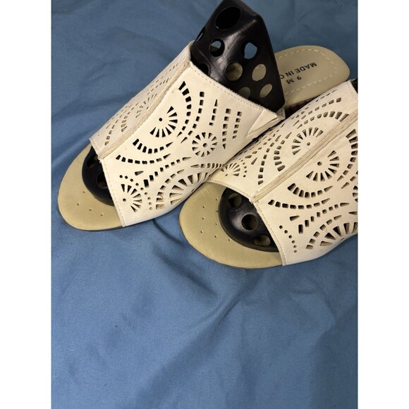 Women's Baretraps Sandals Size 9 Off White Faux Leather - Picture 2 of 4